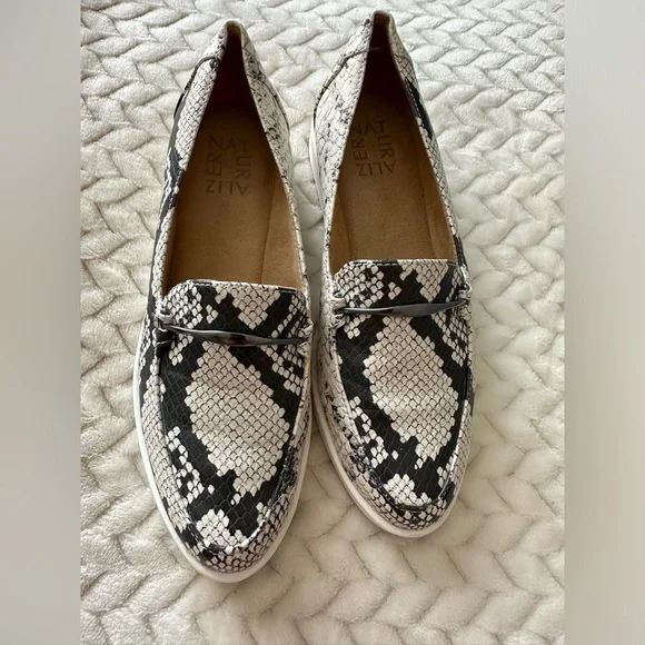 NATURALIZER Ranger Loafer in Alabaster Snake Size: 6 - Picture 3 of 11